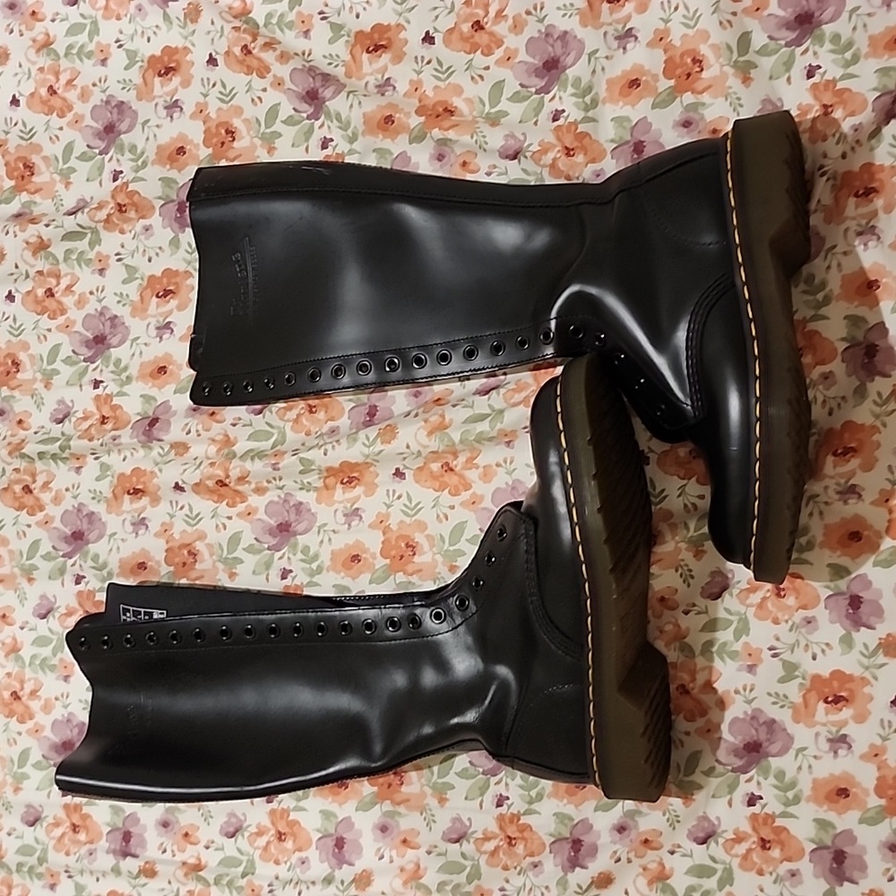 Dr. Martens 9663 20 eyelet Boots Size 8 women's us